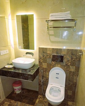 Luxury Room | Bathroom | Towels - Hotel Gyan (Haridwar)