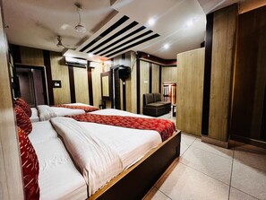Ganga facing deluxe A/C four bed Room - Hotel Gyan (Haridwar)