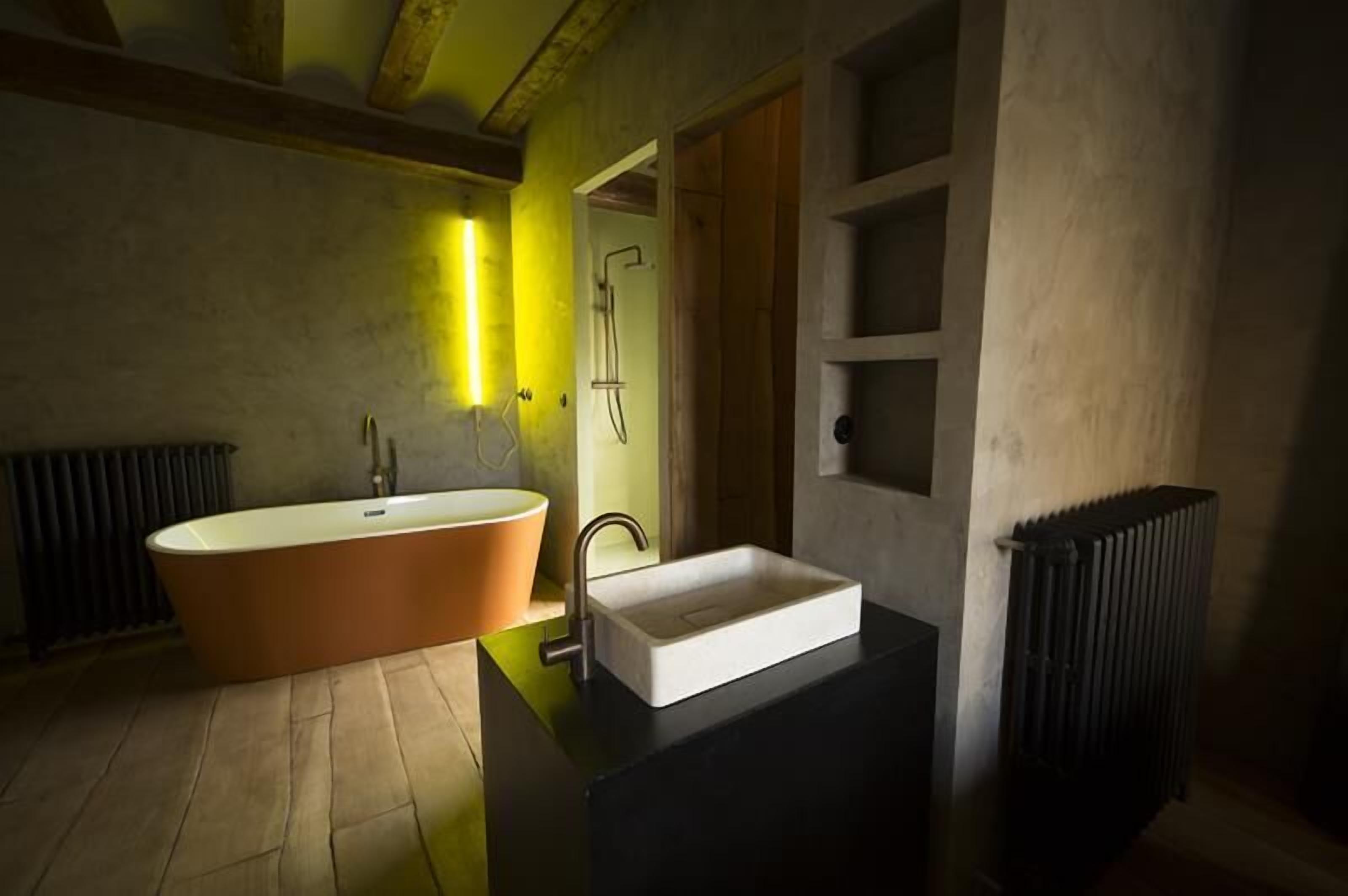 double room, 1 king bed (er1) | bathroom | free toiletries, hair dryer, bathrobes, slippers