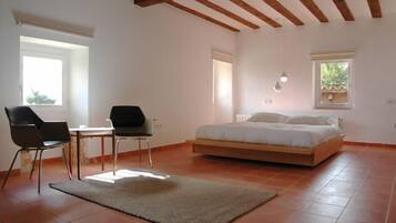 Caja fuerte, sistema de insonorización, wifi gratis y ropa de cama