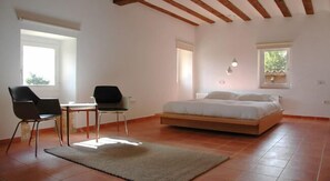 In-room safe, soundproofing, free WiFi, bed sheets