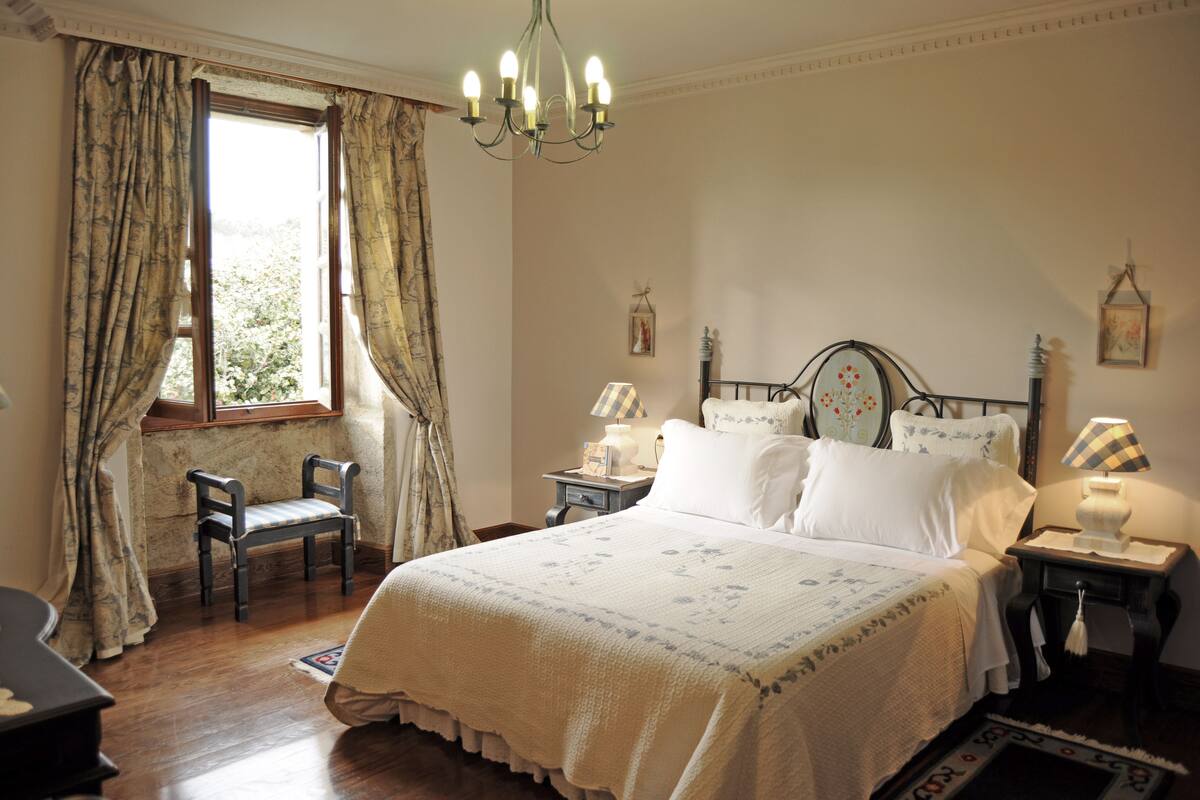 Doppia Superior, 1 letto queen | Una scrivania, Wi-Fi gratuito, lenzuola