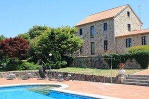 Outdoor pool, sun loungers - Rusticae Casa A Pedreira (Cuntis)