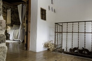 Chambre Supérieure, vue fleuve | Bureau, lits pliants/supplémentaires