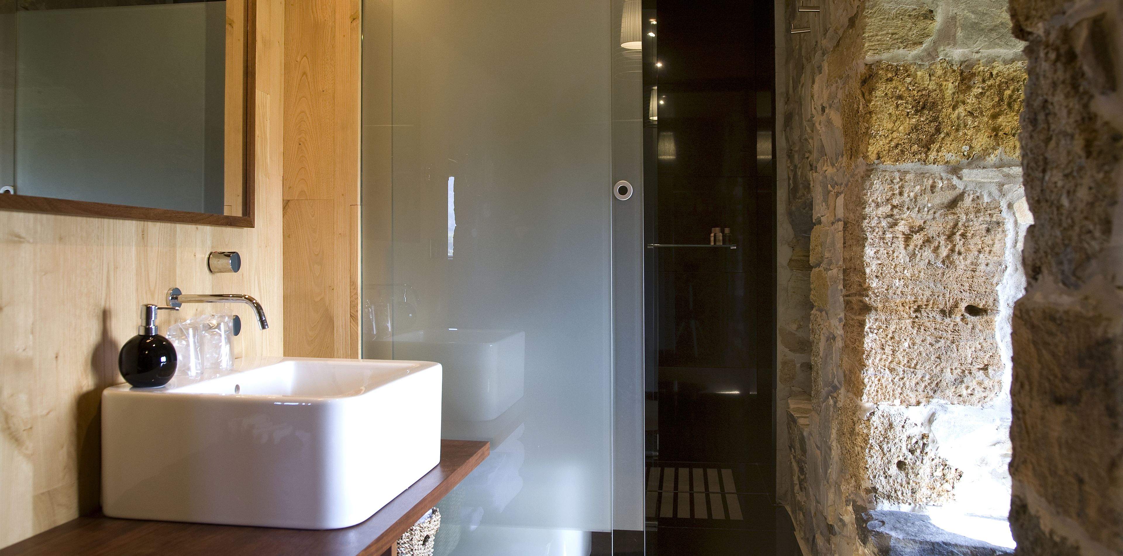 bathtub, free toiletries, hair dryer, slippers