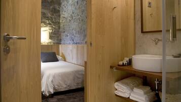 Bathtub, free toiletries, hair dryer, slippers