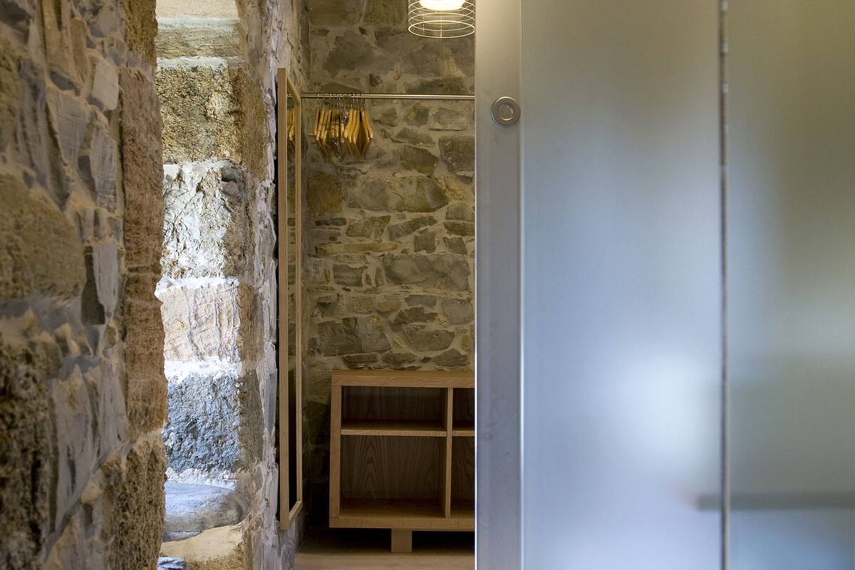 bathtub, free toiletries, hair dryer, slippers