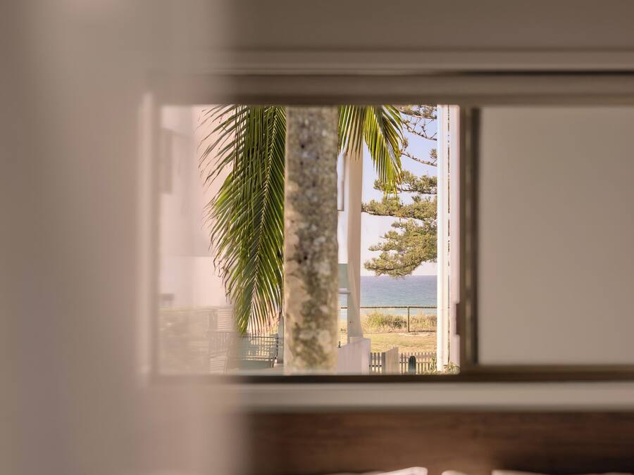 Rideaux occultants, fer et planche à repasser, lits bébé (en supplément)