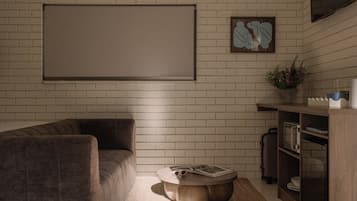 Queen Suite | Blackout curtains, iron/ironing board, cots/infant beds, free WiFi