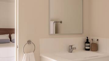 Queen Suite | Bathroom | Shower, free toiletries, hair dryer, towels