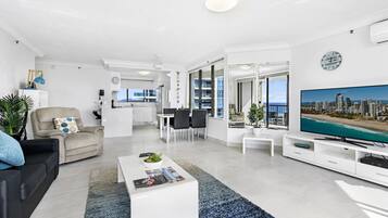 Leilighet, 2 soverom, havutsikt | Oppholdsområde | En 55-tommers Flatskjerm-TV med kabel-kanaler samt TV og DVD-spiller