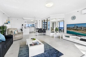 Leilighet, 2 soverom, havutsikt | Oppholdsområde | En 55-tommers Flatskjerm-TV med kabel-kanaler samt TV og DVD-spiller