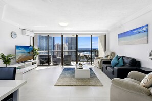 公寓, 2 間臥室, 海景 | 起居區 | 55-吋平面電視、有線頻道、電視、 DVD 播放機