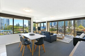 公寓, 2 間臥室, 花園景觀 | 起居區 | 55-吋平面電視、有線頻道、電視、 DVD 播放機