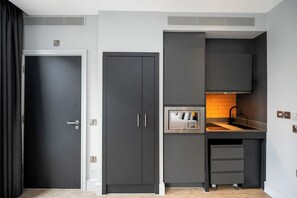 Fridge, microwave, dishwasher, espresso maker - Staycity Aparthotels, London, Greenwich High Road (London)