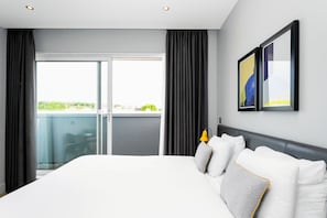 Estudio (for 2 people) | Espacio para trabajar con un portátil y cortinas opacas