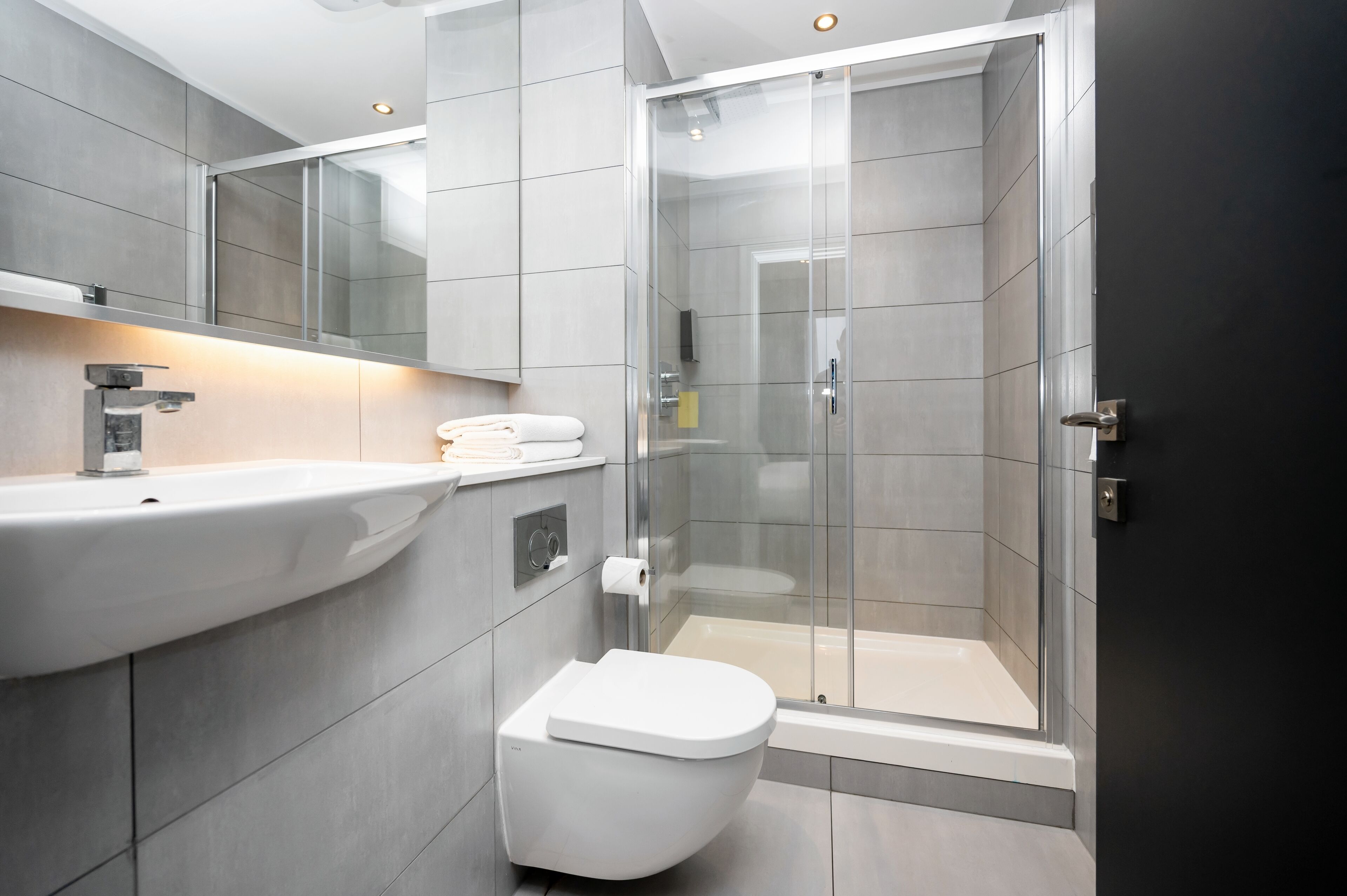 Studio (for 2 people) | Kamar mandi | Shower, perlengkapan mandi gratis, pengering rambut, dan handuk