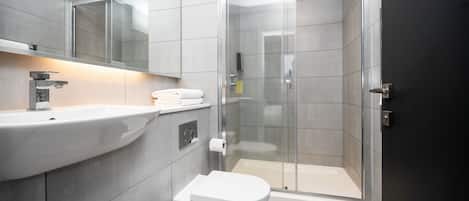Studio (for 2 people) | Salle de bain | Douche, articles de toilette (gratuits), séchoir à cheveux