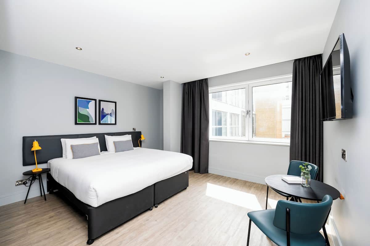 Executive Studio | Iron/ironing board, WiFi (free), bed sheets