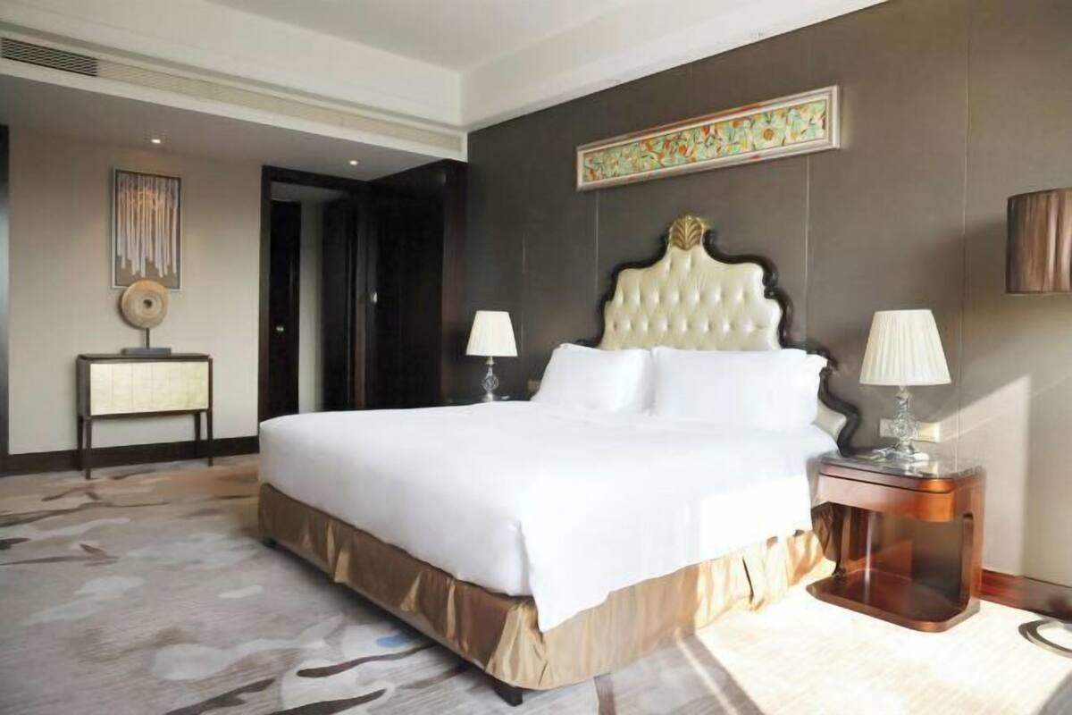 In-room safe, iron/ironing board, free WiFi, alarm clocks