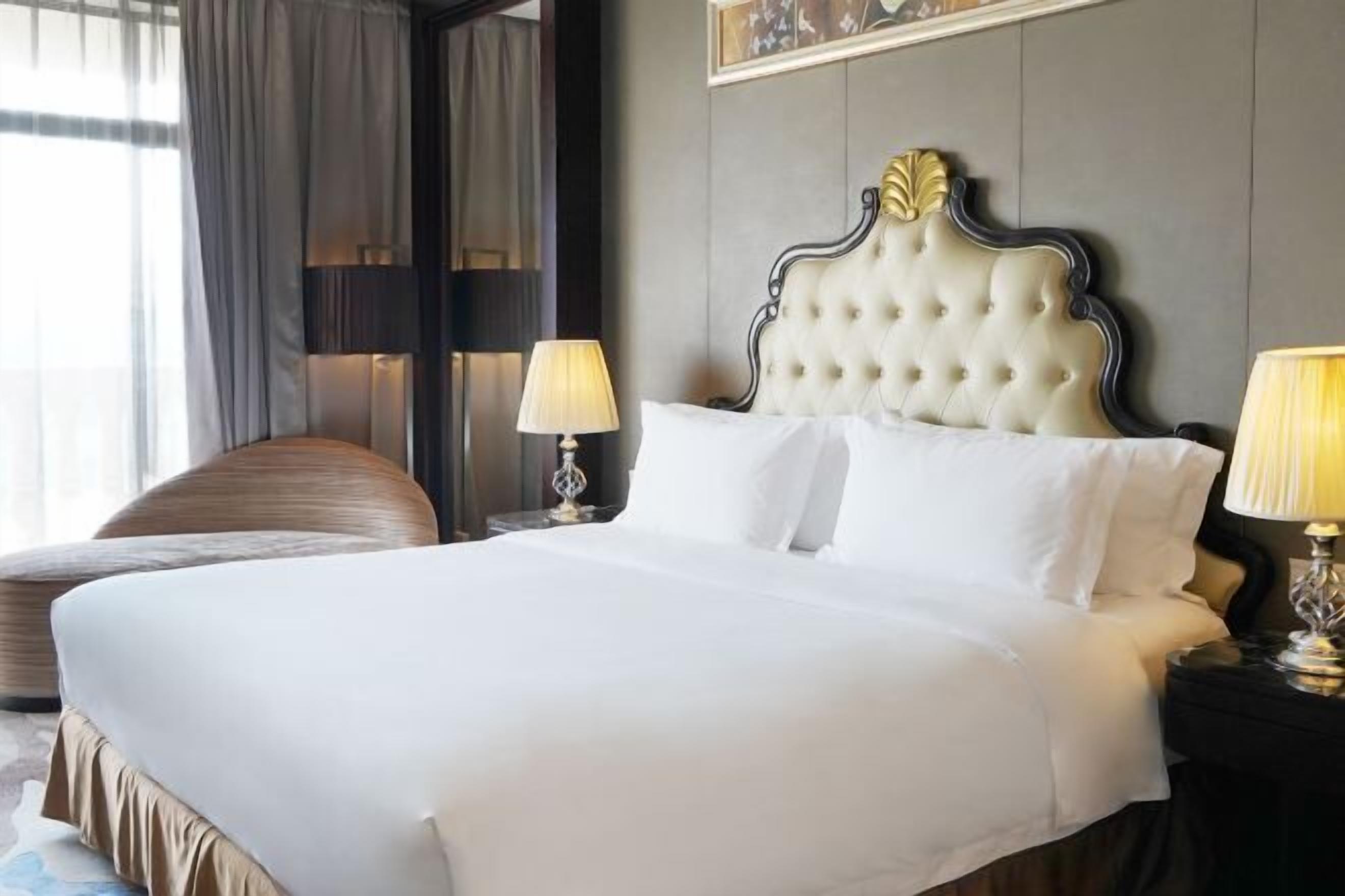 Caja de seguridad en la habitación y tabla de planchar con plancha 