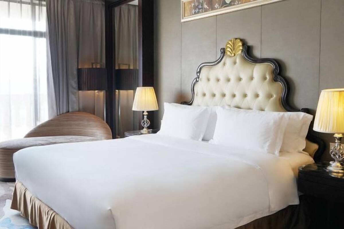 Caja de seguridad en la habitación y tabla de planchar con plancha