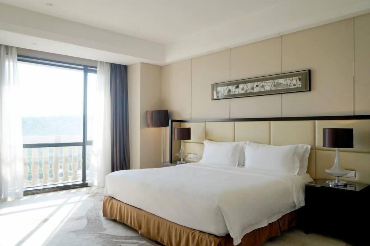 In-room safe, iron/ironing board, free WiFi, alarm clocks