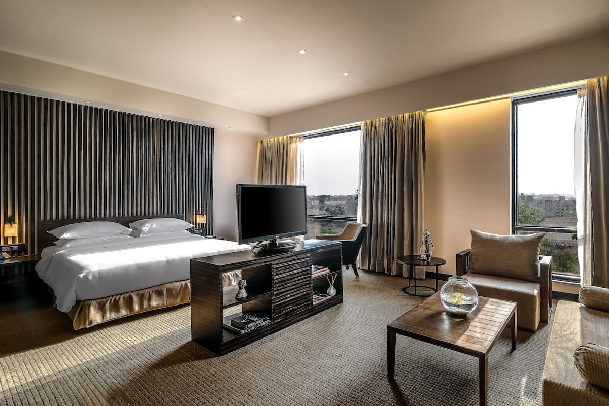suite (hyatt) | minibar, in-room safe, desk, laptop workspace