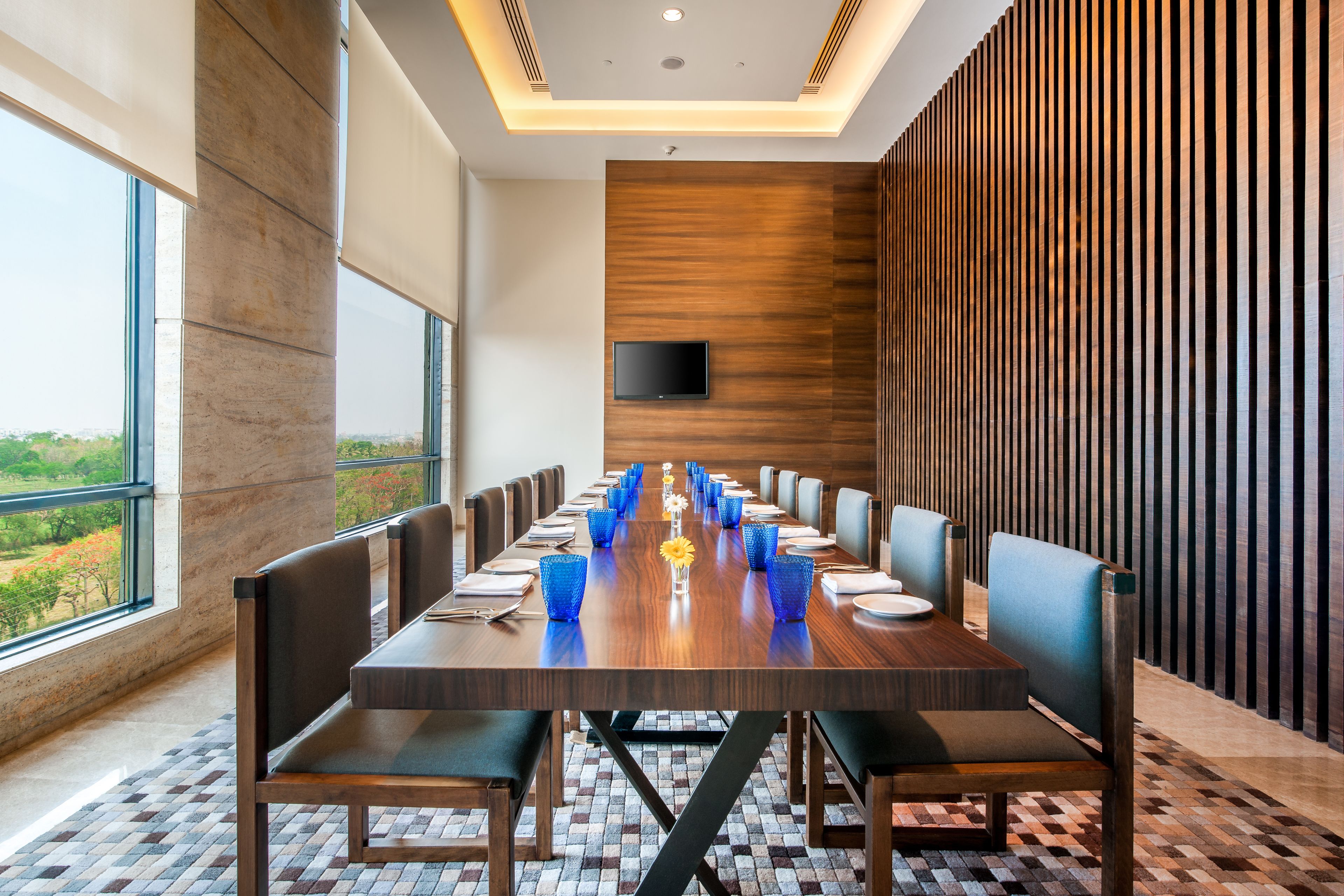 breakfast, lunch, dinner served; international cuisine