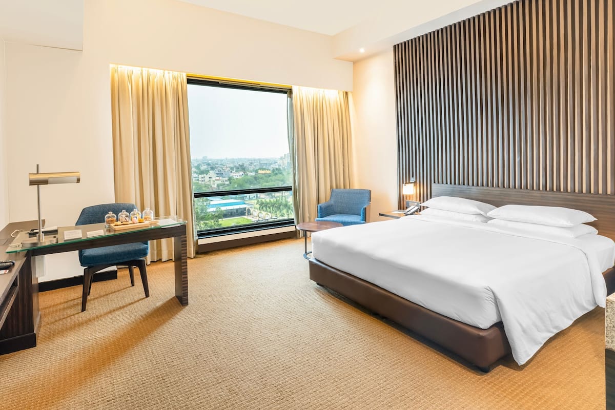 Room, 1 King Bed, Corner