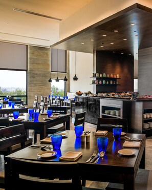 Se sirven desayunos, almuerzos y cenas; cocina internacional