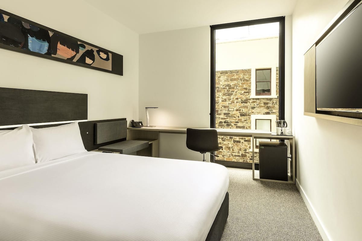 Standard Room, 1 Queen Bed | In-room safe, desk, iron/ironing board, free WiFi