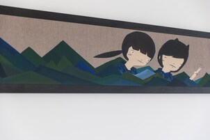 Obra enmarcada que muestra a dos personajes en un paisaje montañoso.