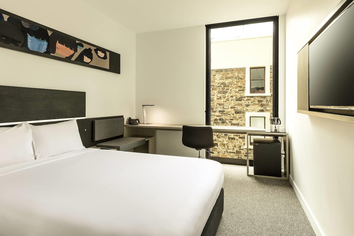 Caja de seguridad en la habitación y escritorio