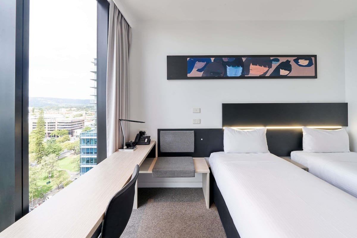 Habitación superior, 2 camas individuales, vista a la ciudad | Caja de seguridad en la habitación y escritorio