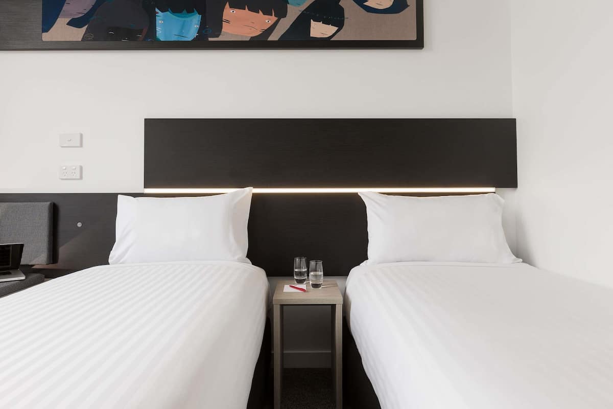 Standardzimmer, 2 Einzelbetten | Zimmersafe, Schreibtisch, Bügeleisen/Bügelbrett, kostenloses WLAN