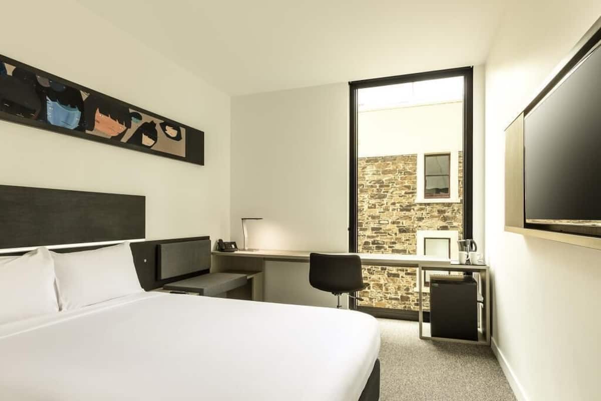 Standard Room, 1 Queen Bed | In-room safe, desk, iron/ironing board, free WiFi