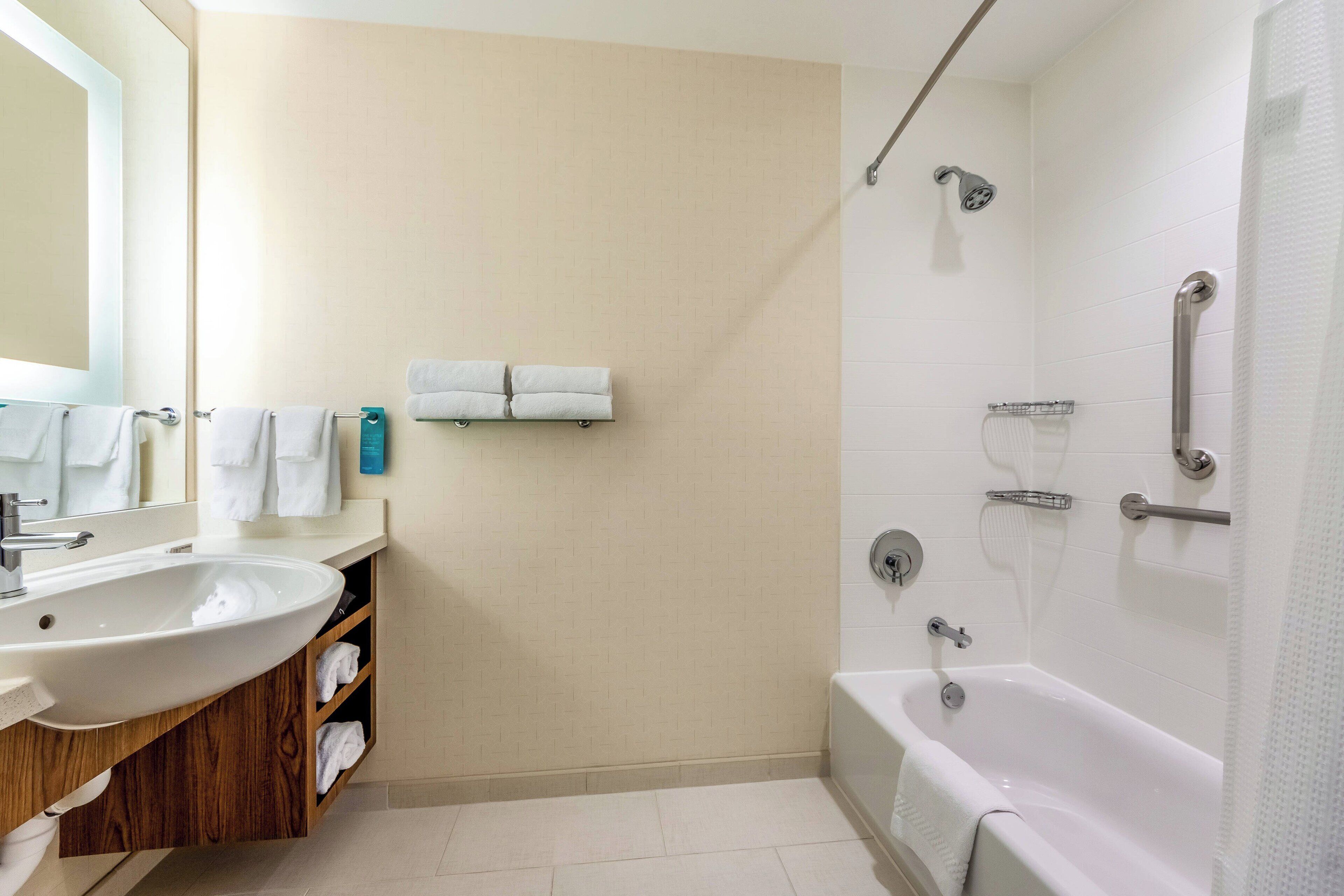 studio, multiple beds | bathroom | shower, free toiletries, hair dryer, towels