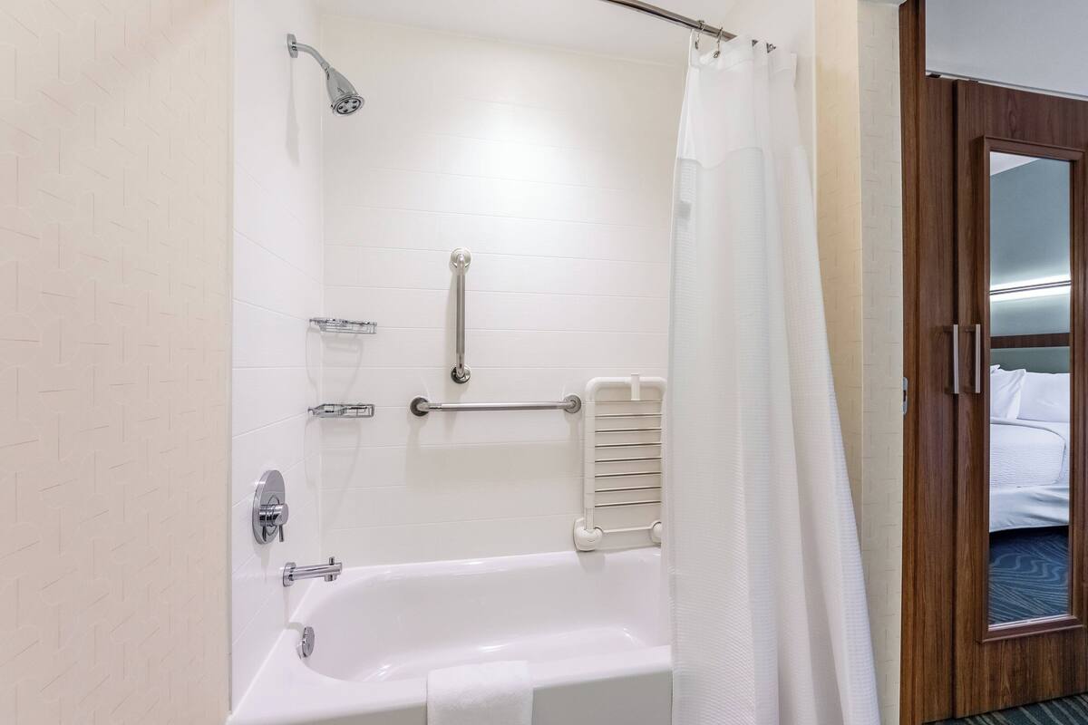 studio, multiple beds | bathroom | shower, free toiletries, hair dryer, towels