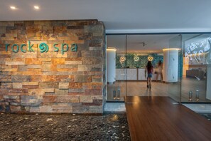 Couples treatment rooms, sauna, hot tub, Turkish bath, body treatments