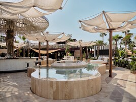 Bar junto a la piscina