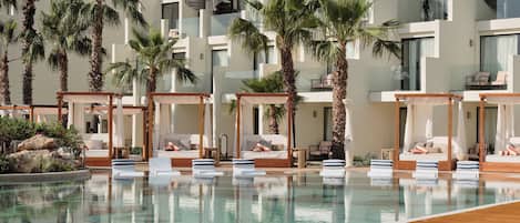 3 outdoor pools, open 10:00 AM to 7:00 PM, pool umbrellas, pool loungers