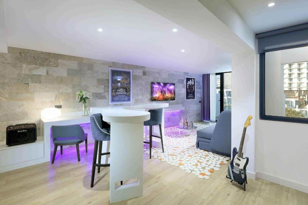 1 bedroom, premium bedding, minibar, in-room safe