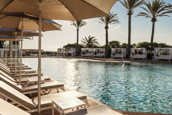 3 outdoor pools, open 10:00 AM to 7:00 PM, pool umbrellas, pool loungers