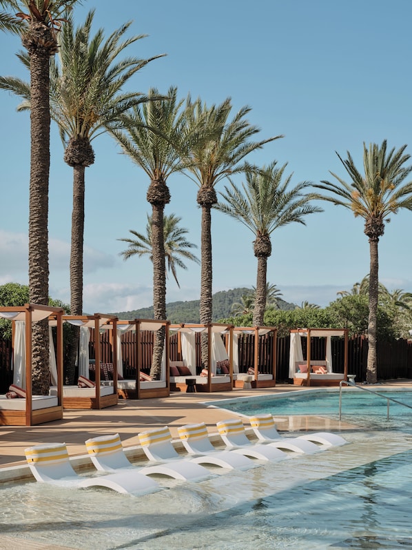 3 outdoor pools, open 10:00 AM to 7:00 PM, pool umbrellas, pool loungers