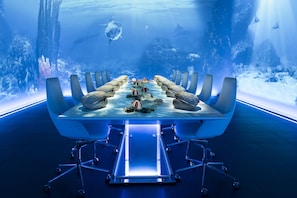5 restaurants, dinner served