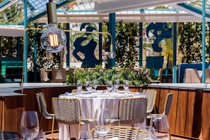 5 restaurants, dinner served