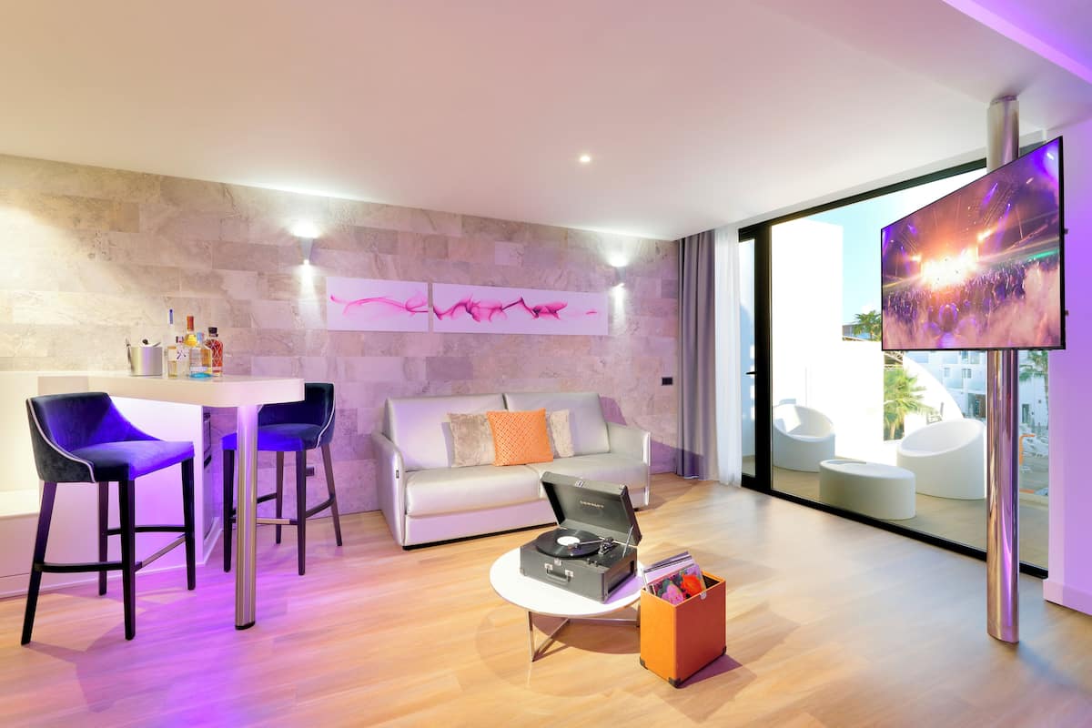 suite (rock platinum) | living area | 42-inch flat-screen tv with satellite channels, tv, ipod dock