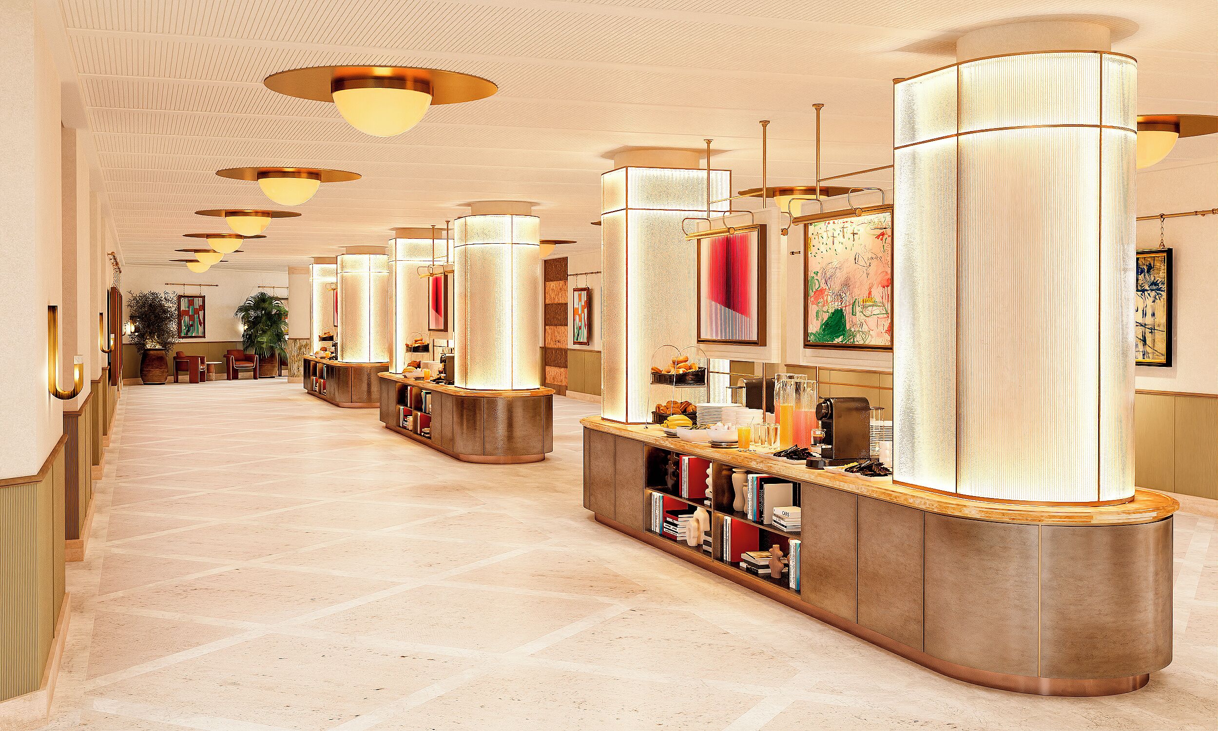 Un hall d’hôtel doté d’un long comptoir d’accueil, de plusieurs luminaires et d’une grande plante en pot.