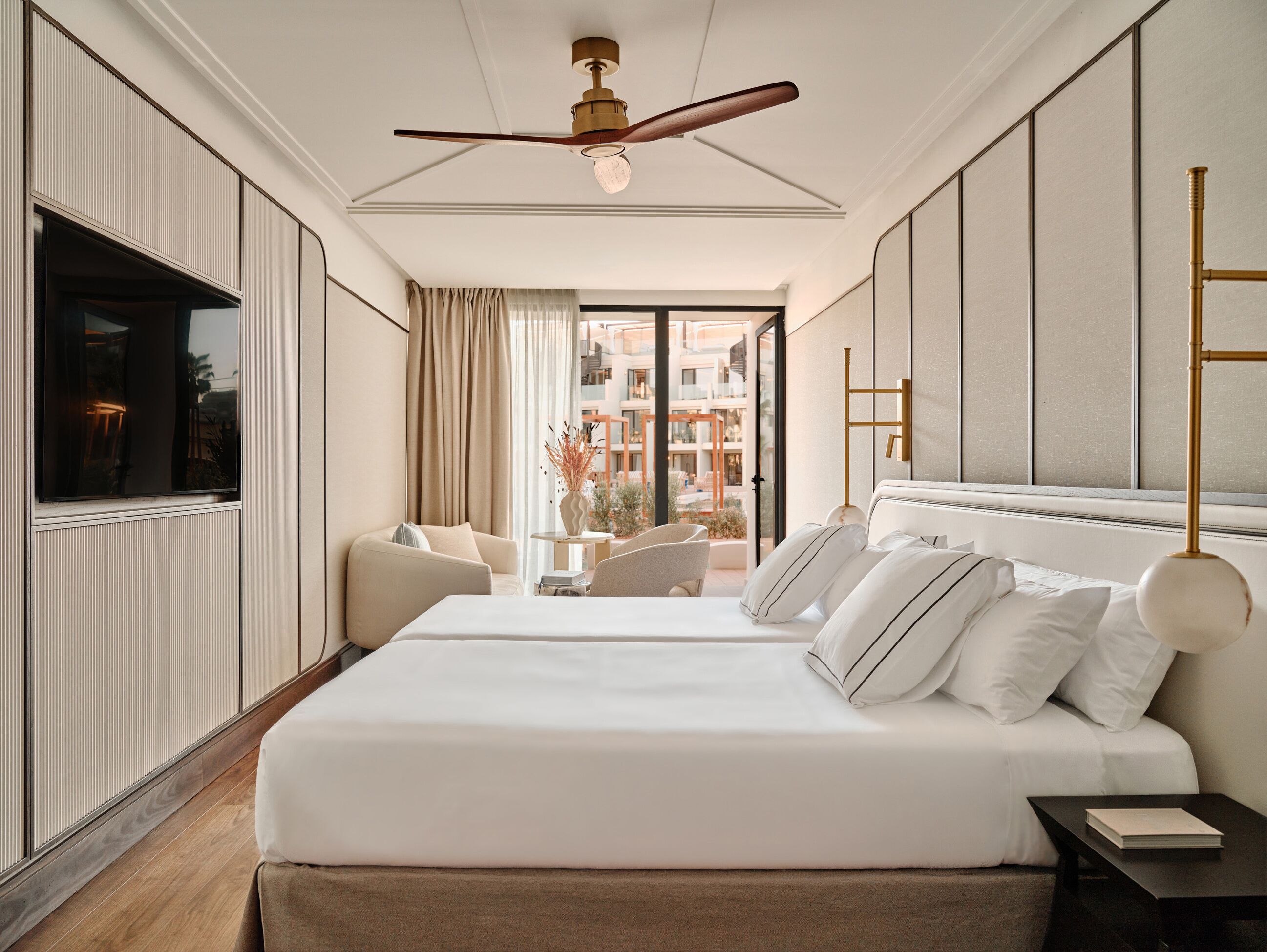 Roupas de cama premium, frigobar, cofres nos quartos, cortinas blackout